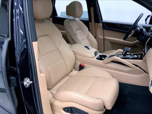 Used 2023 Porsche Cayenne Platinum Edition image 19