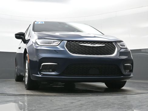 Used 2024 Chrysler Pacifica Touring FWD image 36