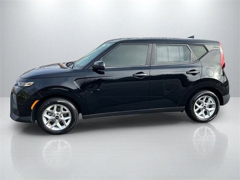 Certified 2022 Kia Soul LX w/ Technology Package image 4