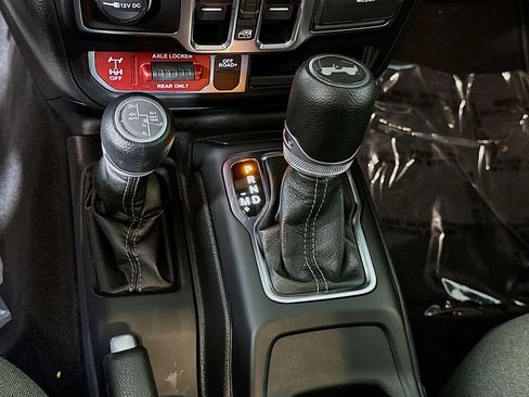 Used 2024 Jeep Wrangler Unlimited AWD/4WD image 12