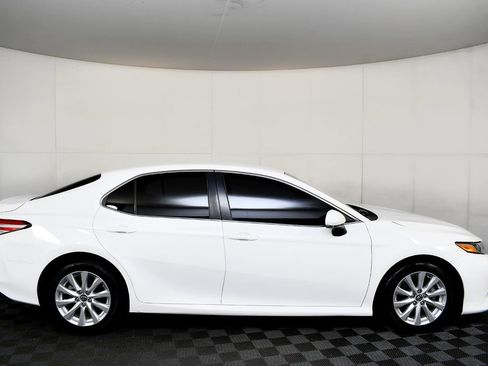 Used 2018 Toyota Camry LE image 7