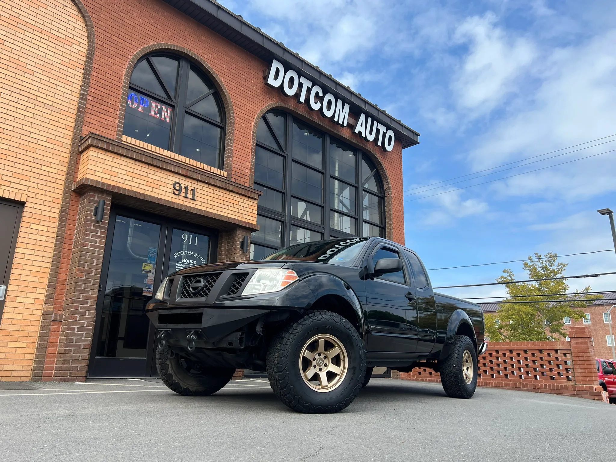 Used 2011 Nissan Frontier SV AWD/4WD image 3