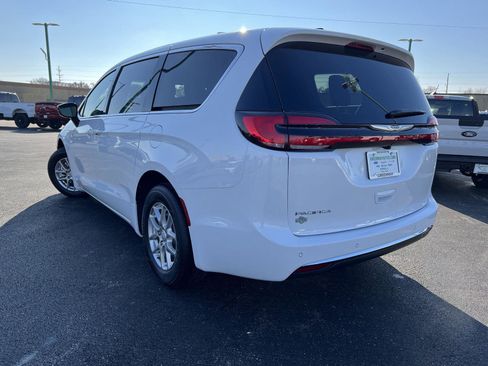 New 2026 Chrysler Pacifica Select image 7