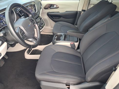 Used 2017 Chrysler Pacifica Touring Plus w/ Tire & Wheel Group image 14