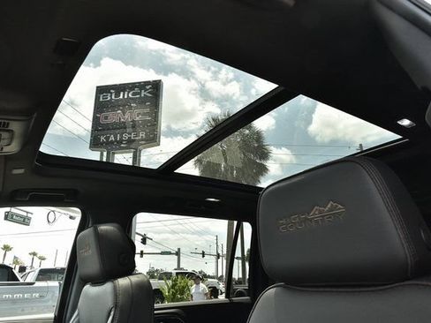 Used 2024 Chevrolet Suburban High Country AWD/4WD image 11