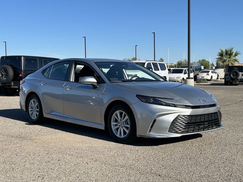 Used 2025 Toyota Camry LE image 7