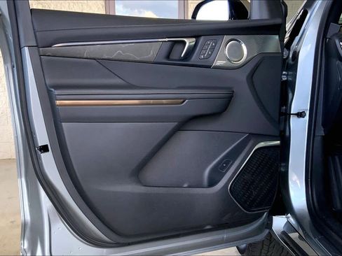 Used 2025 Buick Enclave Avenir w/ Super Cruise Package image 22