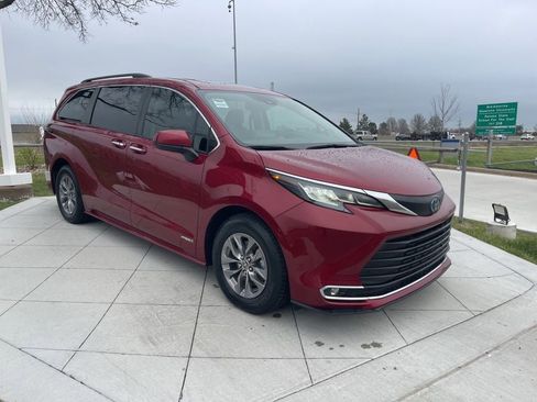 Used 2021 Toyota Sienna XLE w/ XLE Plus Package FWD image 2