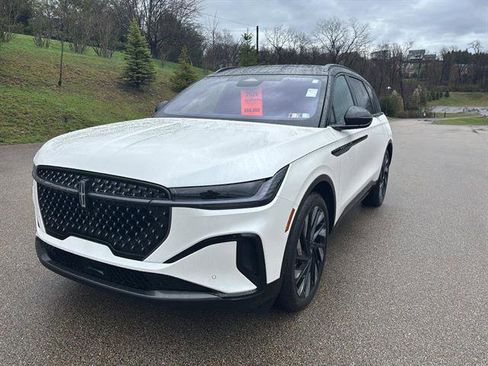 Used 2025 Lincoln Nautilus Reserve image 8