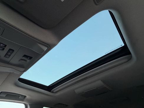 Used 2019 Cadillac Escalade ESV Premium Luxury image 25