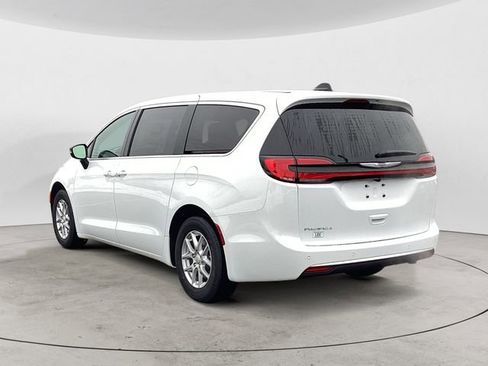 New 2026 Chrysler Pacifica Select image 3