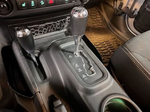 Used 2016 Jeep Wrangler Unlimited Sahara w/ Connectivity Group AWD/4WD image 15