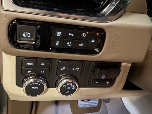 Used 2025 GMC Yukon Denali w/ Denali Reserve Package AWD/4WD image 25
