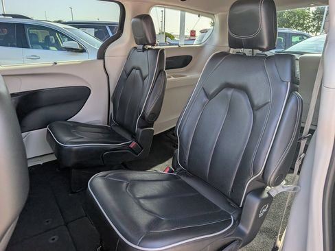 Used 2023 Chrysler Pacifica Limited FWD image 26