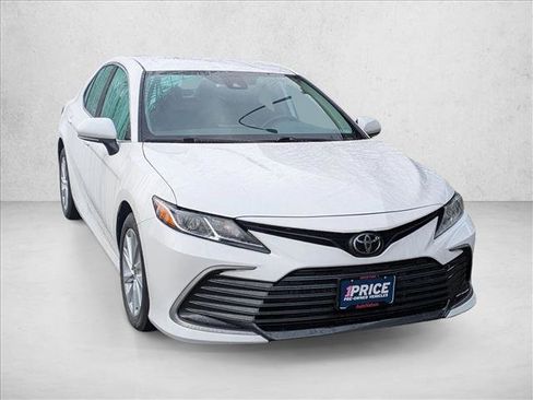 Used 2022 Toyota Camry LE image 3