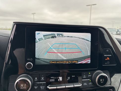 Used 2024 Toyota Highlander LE image 26