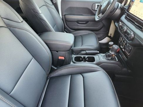 Used 2025 Jeep Gladiator Sport image 19
