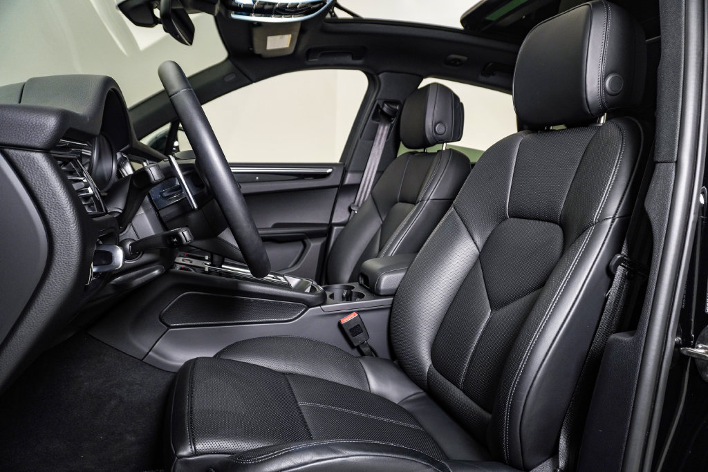 Certified 2026 Porsche Macan AWD/4WD image 5