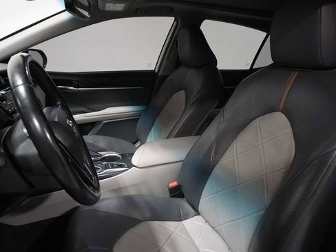 Used 2019 Toyota Camry XLE image 18