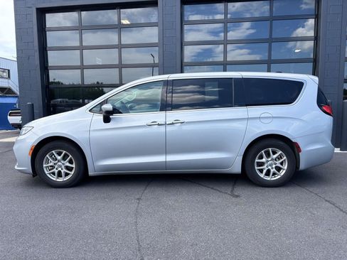 Used 2023 Chrysler Pacifica Touring-L FWD image 2