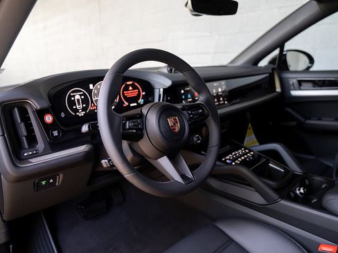 Used 2025 Porsche Cayenne image 4