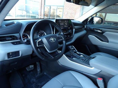 Used 2022 Toyota Highlander XLE image 11