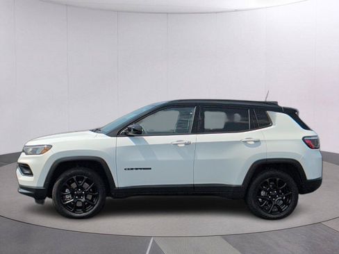 Used 2024 Jeep Compass Latitude w/ Altitude Special Edition AWD/4WD image 2