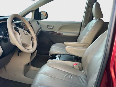Used 2013 Toyota Sienna XLE image 6