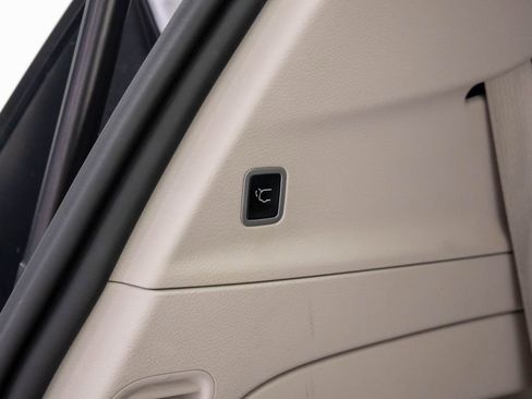 Used 2023 Chrysler Voyager LX image 33