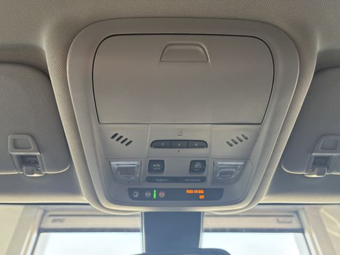 Used 2018 Chevrolet Equinox Premier image 19