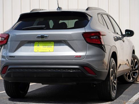 Used 2025 Chevrolet Trax RS FWD image 4