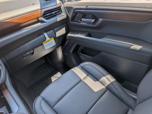 New 2026 GMC Yukon Denali w/ Denali Reserve Package AWD/4WD image 16