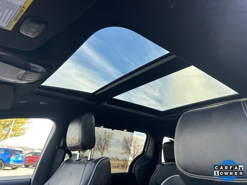 Used 2025 Chrysler Pacifica Limited image 2