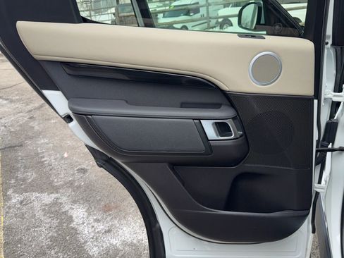 Used 2017 Land Rover Discovery SE image 14