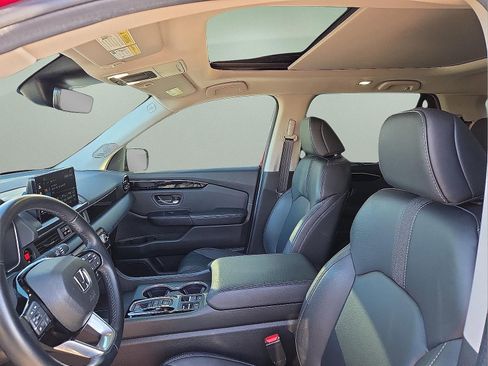 Used 2025 Honda Pilot Touring image 14