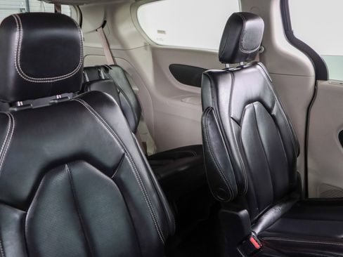 Used 2023 Chrysler Pacifica Touring-L FWD image 28