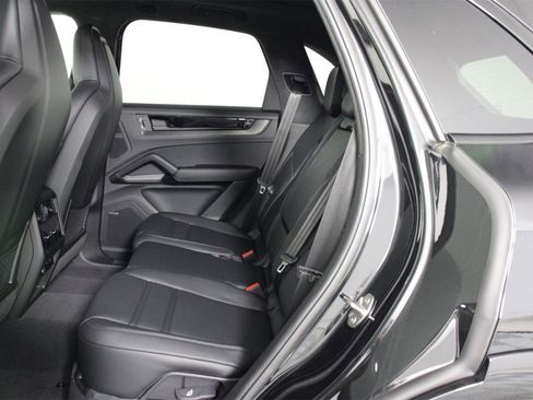 New 2026 Porsche Cayenne GTS image 18