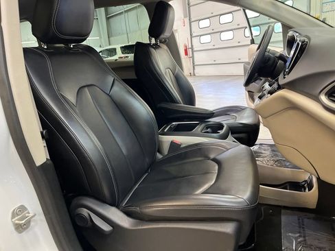 Used 2023 Chrysler Pacifica Touring-L FWD image 37