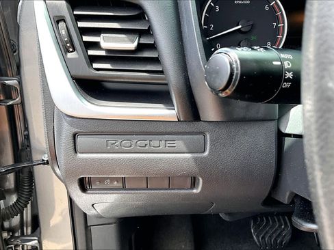 Used 2022 Nissan Rogue S image 32