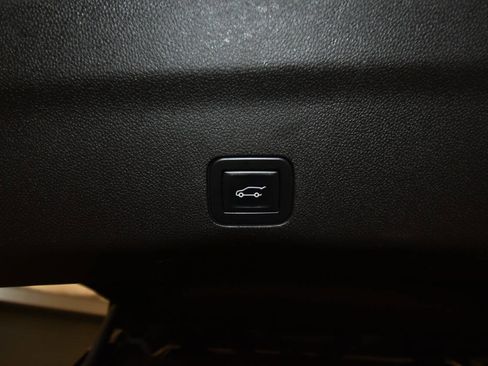 Used 2021 Chevrolet Tahoe Z71 image 38