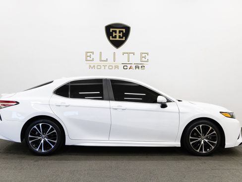 Used 2020 Toyota Camry SE FWD image 10