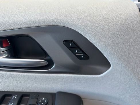 Used 2024 Chrysler Pacifica Touring-L image 23