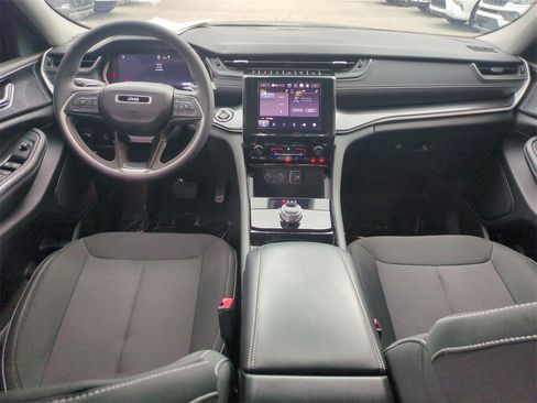 Used 2023 Jeep Grand Cherokee Laredo image 18