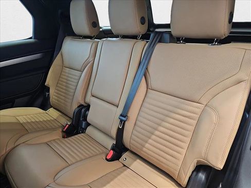 New 2025 Land Rover Discovery Dynamic SE image 15