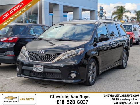 Used 2017 Toyota Sienna SE image 1