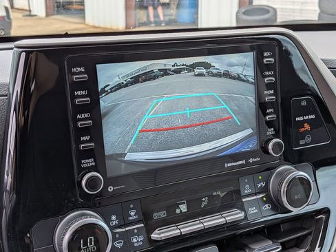 Used 2022 Toyota Highlander LE FWD image 22
