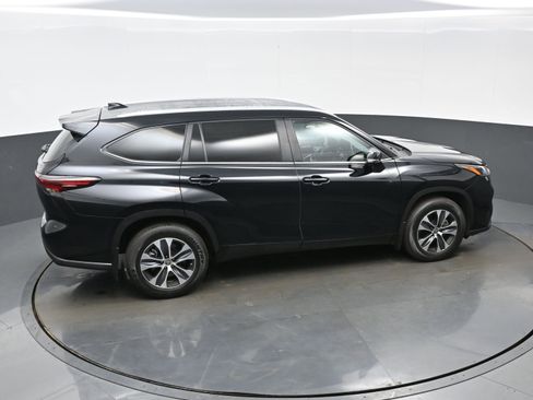 Used 2024 Toyota Highlander XLE AWD/4WD image 42