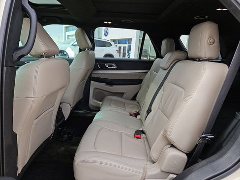 Used 2018 Ford Explorer XLT w/ Equipment Group 202A image 9