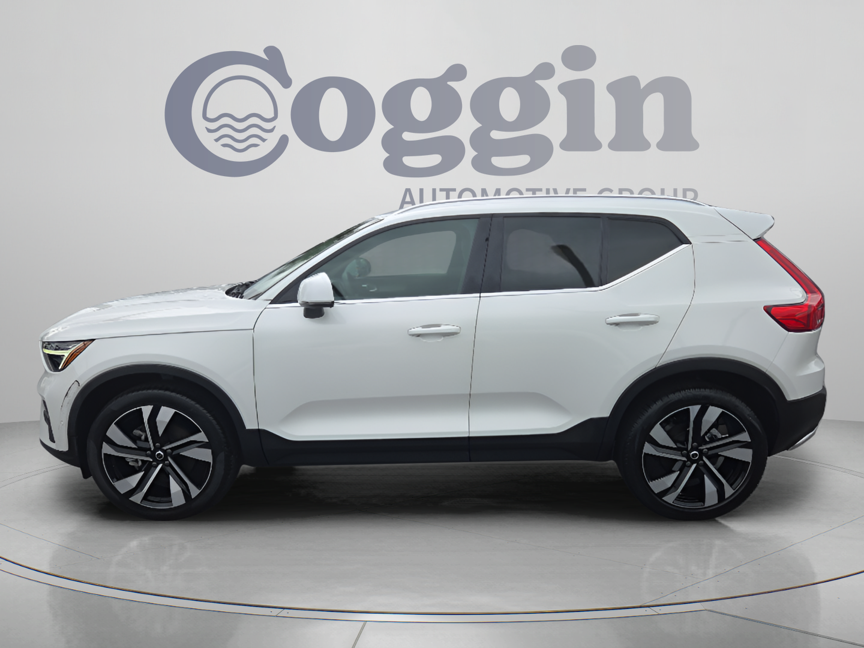 Used 2024 Volvo XC40 B5 Ultimate AWD/4WD image 2