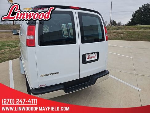 Used 2024 Chevrolet Express 2500 w/ Driver Convenience Package RWD image 4